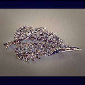 Timeless leaf brooch